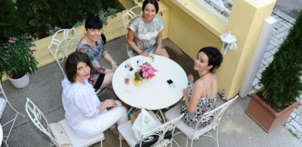 Cafea, arta si lectura cu substanta: La Belle Vie Café Bibliotheque