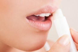 Lipstick, lipgloss sau balsam? Ce tip de makeup pentru buze functioneaza cel mai bine iarna