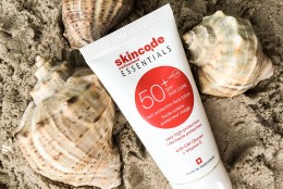 Skincode Essentials SPF 50+: protectie maxima pentru un ten luminos cu o culoare perfecta