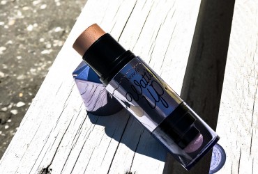 Benefit Watt’s Up Soft Focus Highlighter: o atingere delicata pentru un machiaj luminos si proaspat