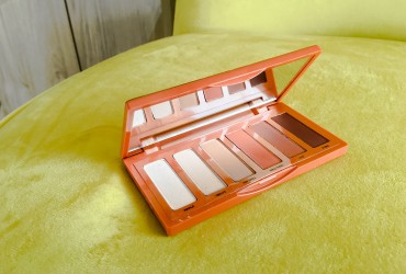 Naked Petite Heat: paleta de farduri de pleoape Urban Decay ideala pentru calatorii sau cum poti face mai mult cu mai putin