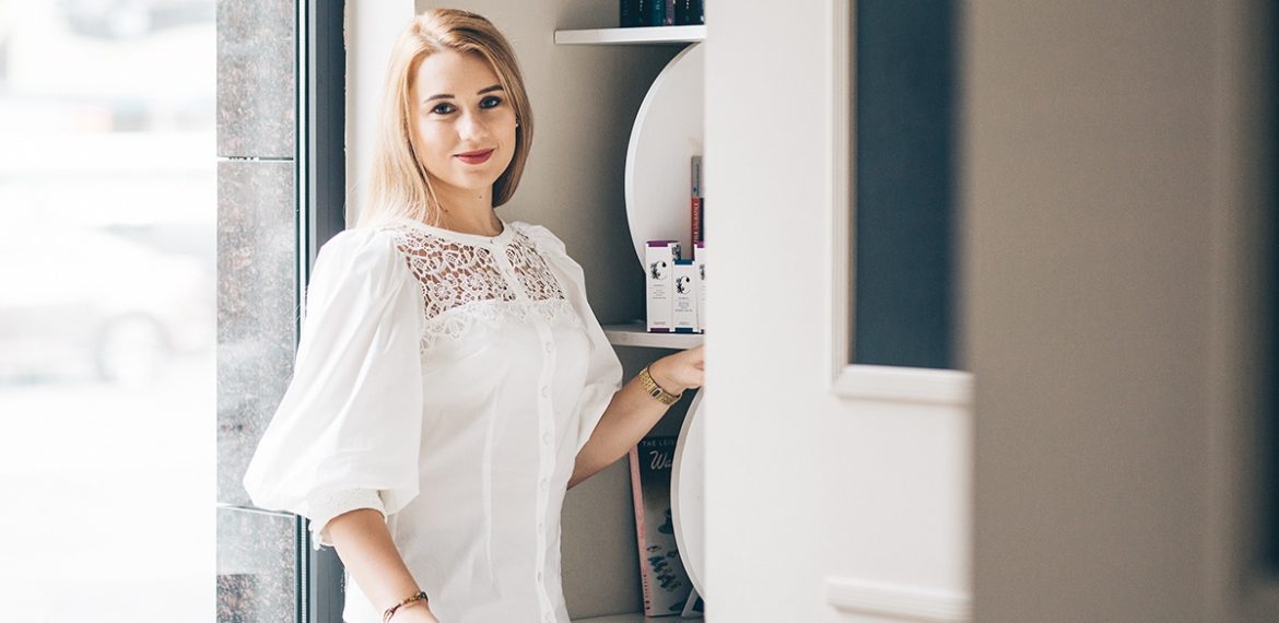 Secrete de frumusete direct din laborator si o lectie de cosmetica aplicata cu Daniela Mincu, fondatoarea Cremeria