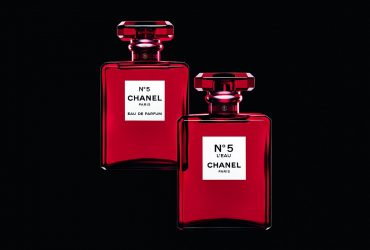 De Craciun, CHANEL N°5 imbraca mantia rosie pentru a celebra esenta renascuta a frumusetii