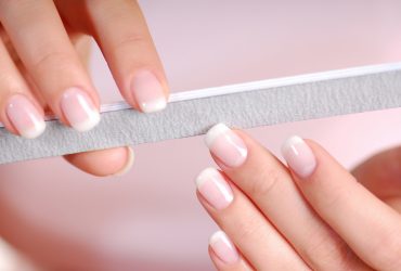 Manichiura la domiciliu: ustensile, tehnici de aplicare si produse menite sa iti faca viata mai usoara