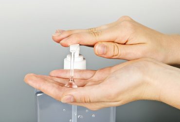 Geluri de maini antibacteriene produse de marci cosmetice romanesti si o reteta de dezinfectant homemade