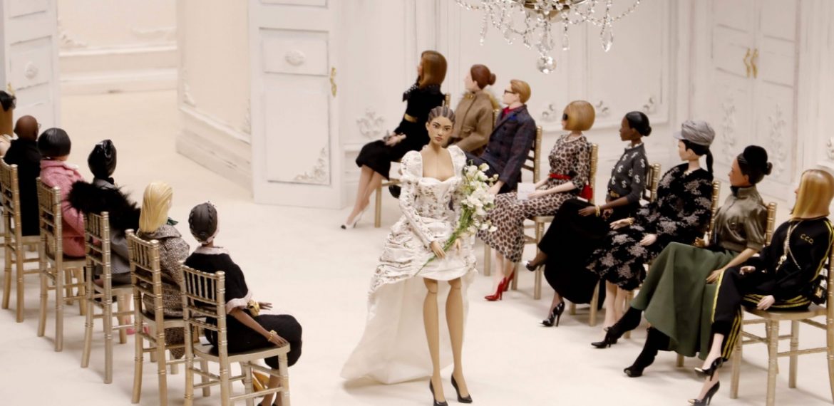Raspunsul modei in vreme de criza: Moschino si fashion show-ul primavara-vara 2021, inspirat de Théâtre de la Mode