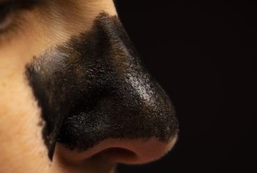 Tot ceea ce trebuie sa stii despre mastile faciale cu carbune activ, si o descoperire recenta