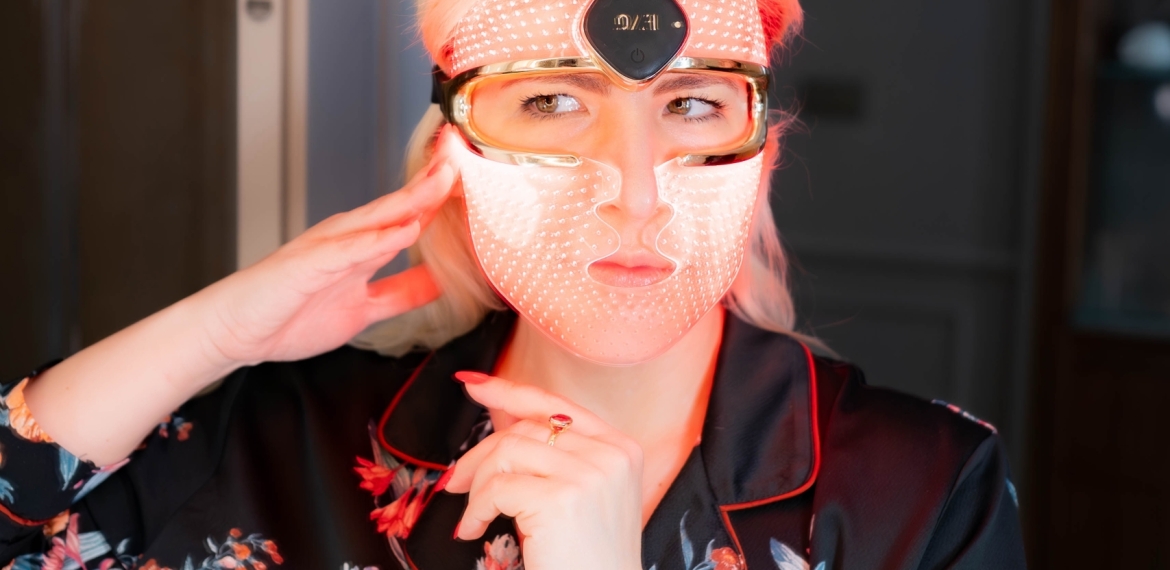 FAQ™ 202 LED by FOREO: masca cu lumina rosie si NIR care transforma ingrijirea pielii intr-un protocol de longevitate celulara