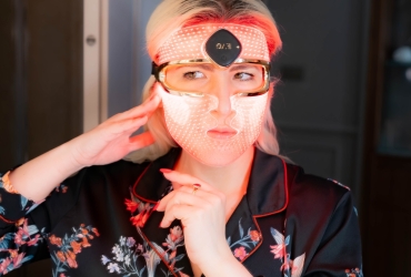 FAQ™ 202 LED by FOREO: masca cu lumina rosie si NIR care transforma ingrijirea pielii intr-un protocol de longevitate celulara
