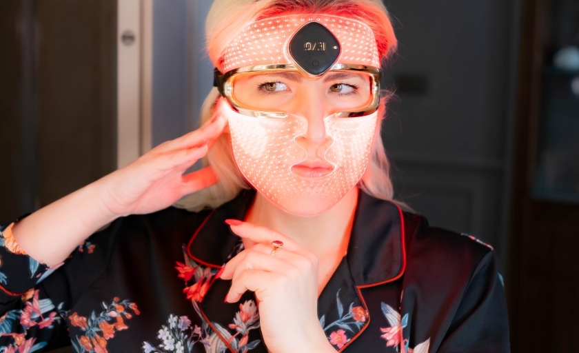 FAQ™ 202 LED by FOREO: masca cu lumina rosie si NIR care transforma ingrijirea pielii intr-un protocol de longevitate celulara